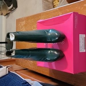 Shoedazzle green booties